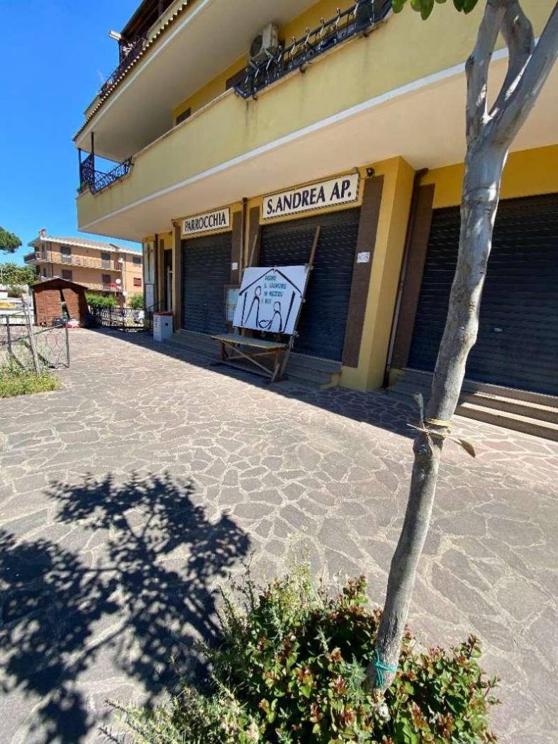 Locale commerciale in affitto via Del Fosso di Sant’Andrea, Morena Roma