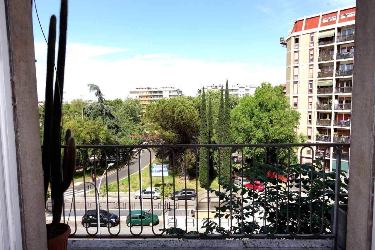 Appartamento in vendita via Zanzur, Roma