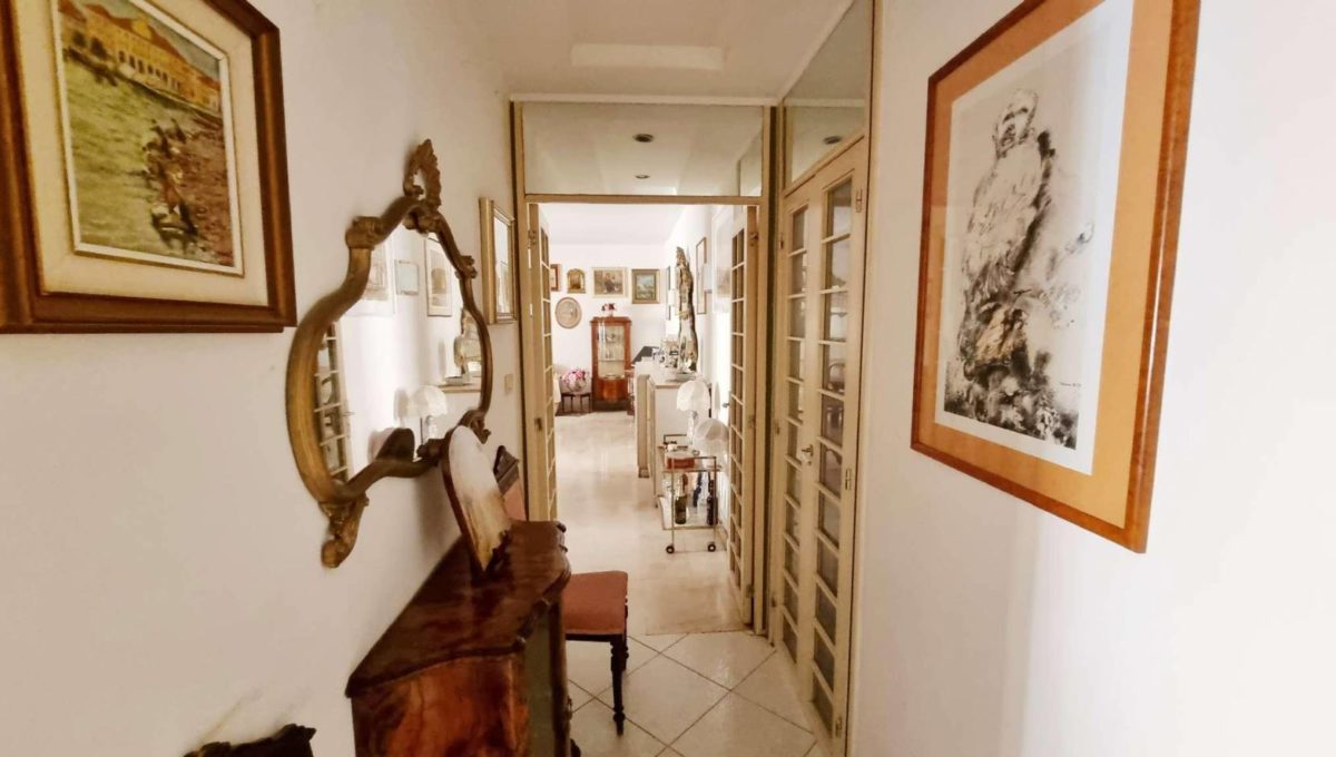 Appartamento in vendita via Pontremoli, Roma