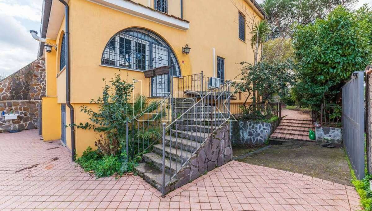 Villa bifamiliare in affitto via Dante da Maiano, Roma