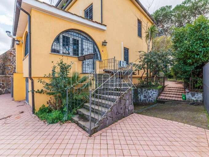 Villa bifamiliare in affitto via Dante da Maiano, Roma