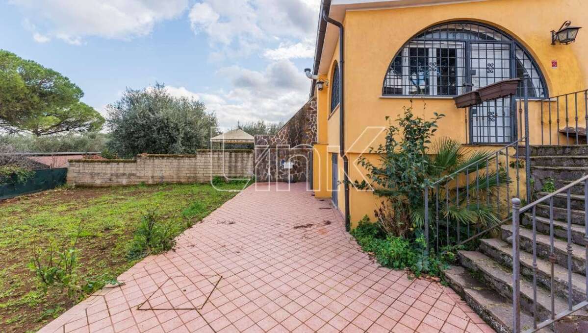 Villa bifamiliare in affitto via Dante da Maiano, Roma