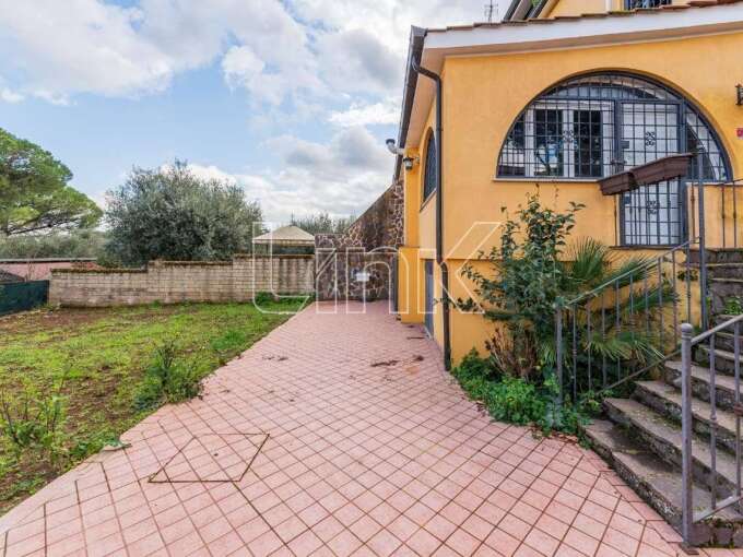 Villa bifamiliare in affitto via Dante da Maiano, Roma