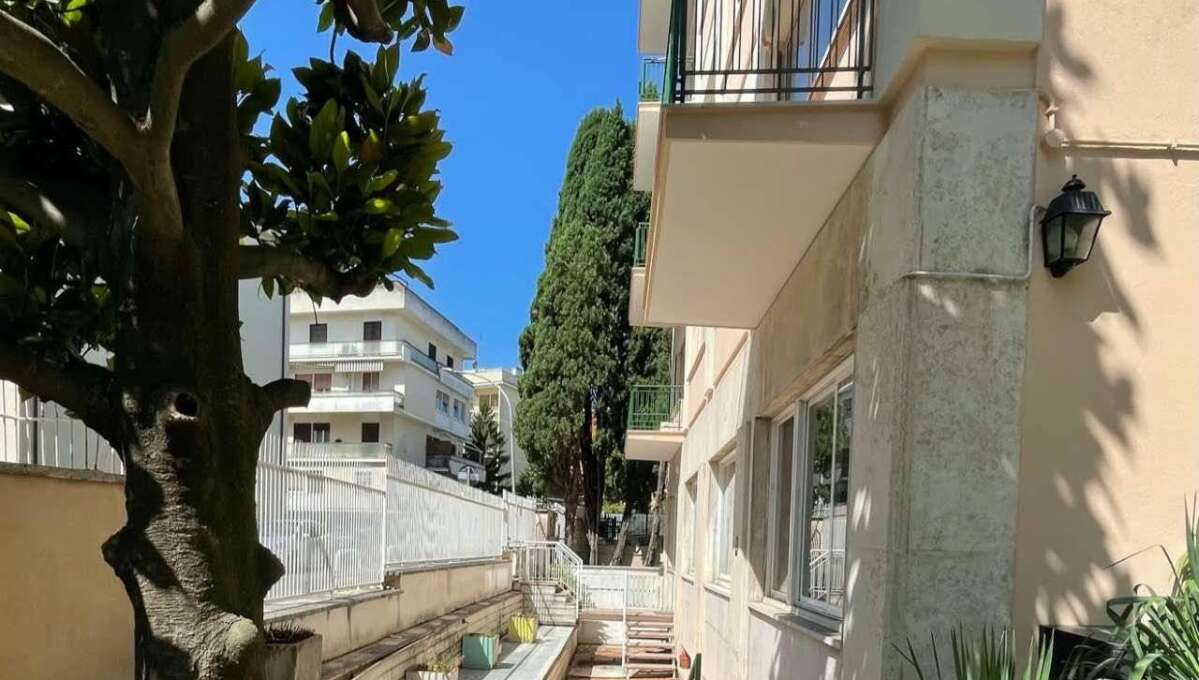 Locale commerciale in affitto via Besso, Roma