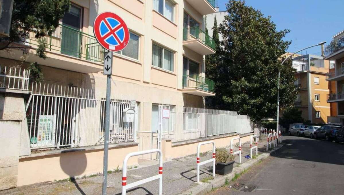 Locale commerciale in affitto via Besso, Roma