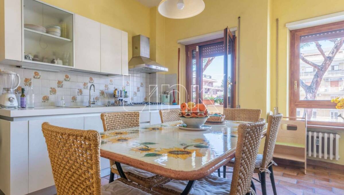 Appartamento in vendita via Bevagna, Roma