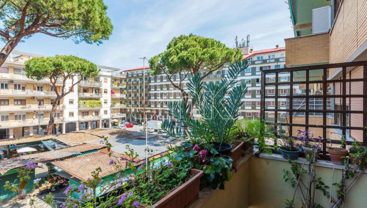 Appartamento in vendita via Bevagna, Roma