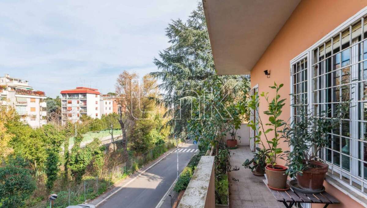 Appartamento in vendita via Monterosi, Roma