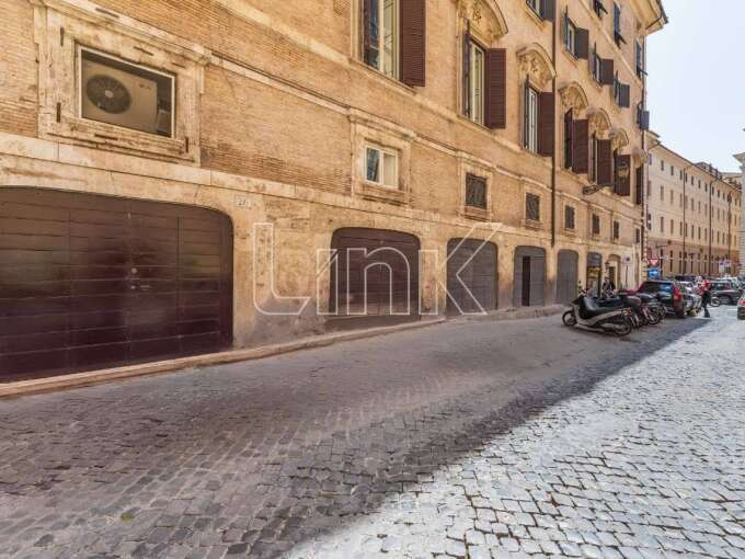 Locale commerciale in vendita via degli Orsini, Roma