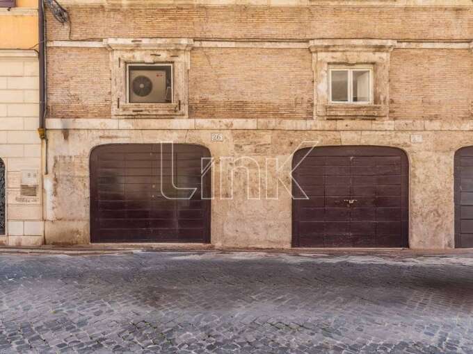 Locale commerciale in vendita via degli Orsini, Roma