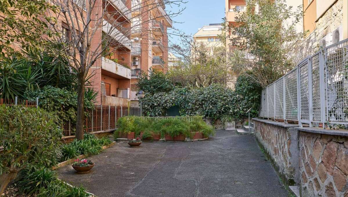 Appartamento in vendita via Anneo Lucano, Roma