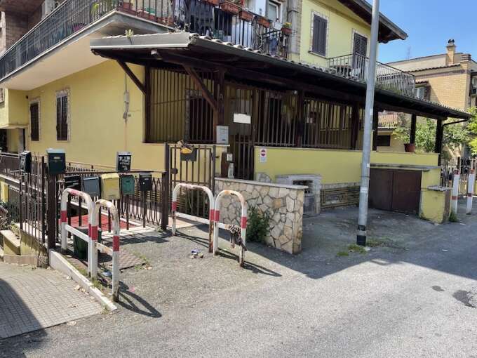 Appartamento in vendita via Valguarnera Caropepe 53, Roma