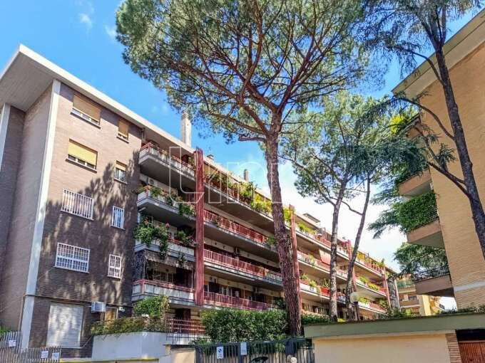 Appartamento in vendita via Ivanoe Bonomi, Roma