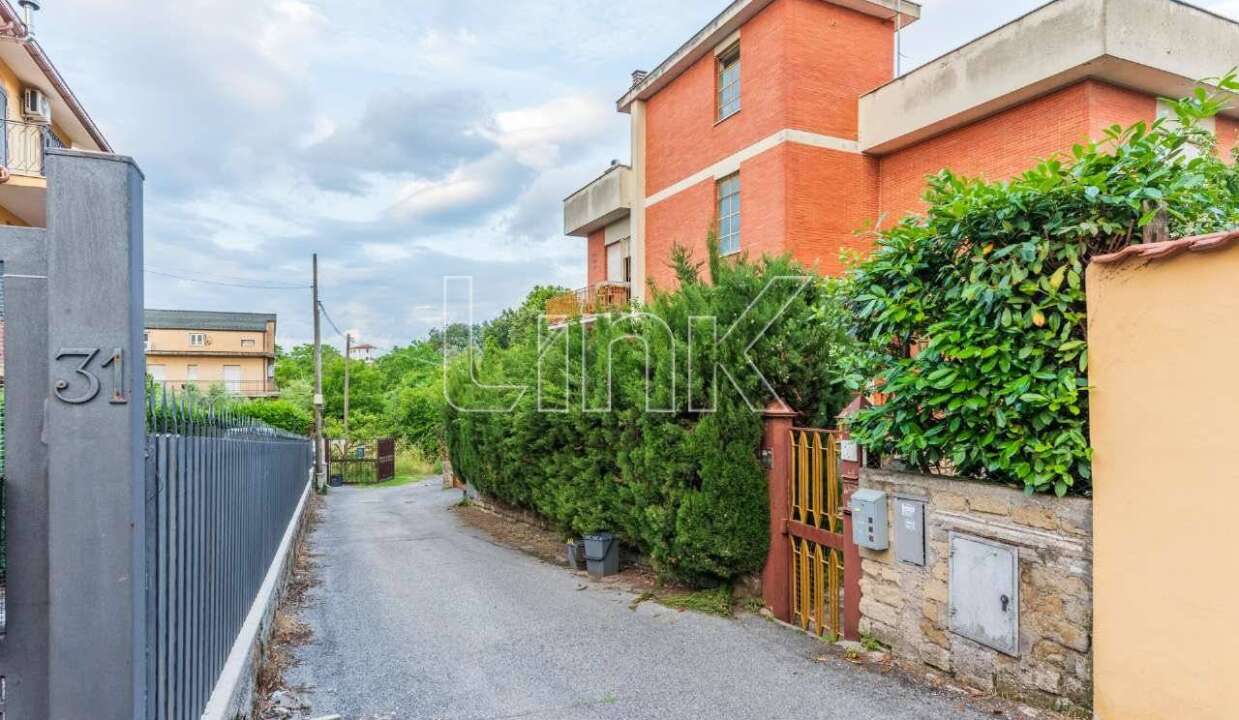 Appartamento in vendita via Staletti, Roma