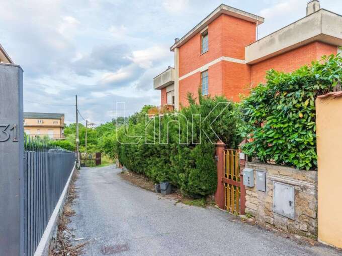 Appartamento in vendita via Staletti, Roma