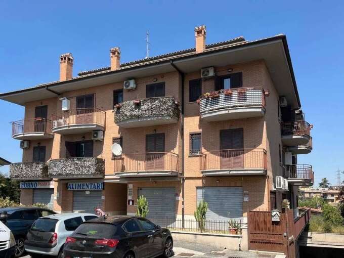 Appartamento in vendita in via Ortucchio, Roma