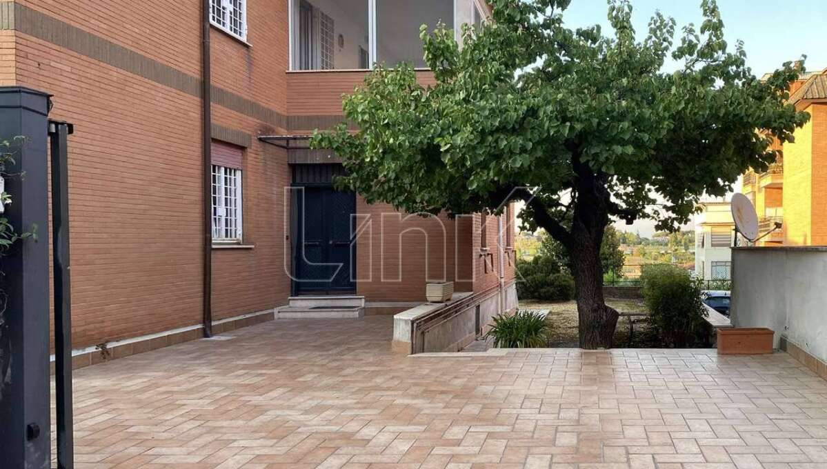 Appartamento in vendita in via Al Sesto Miglio, Roma