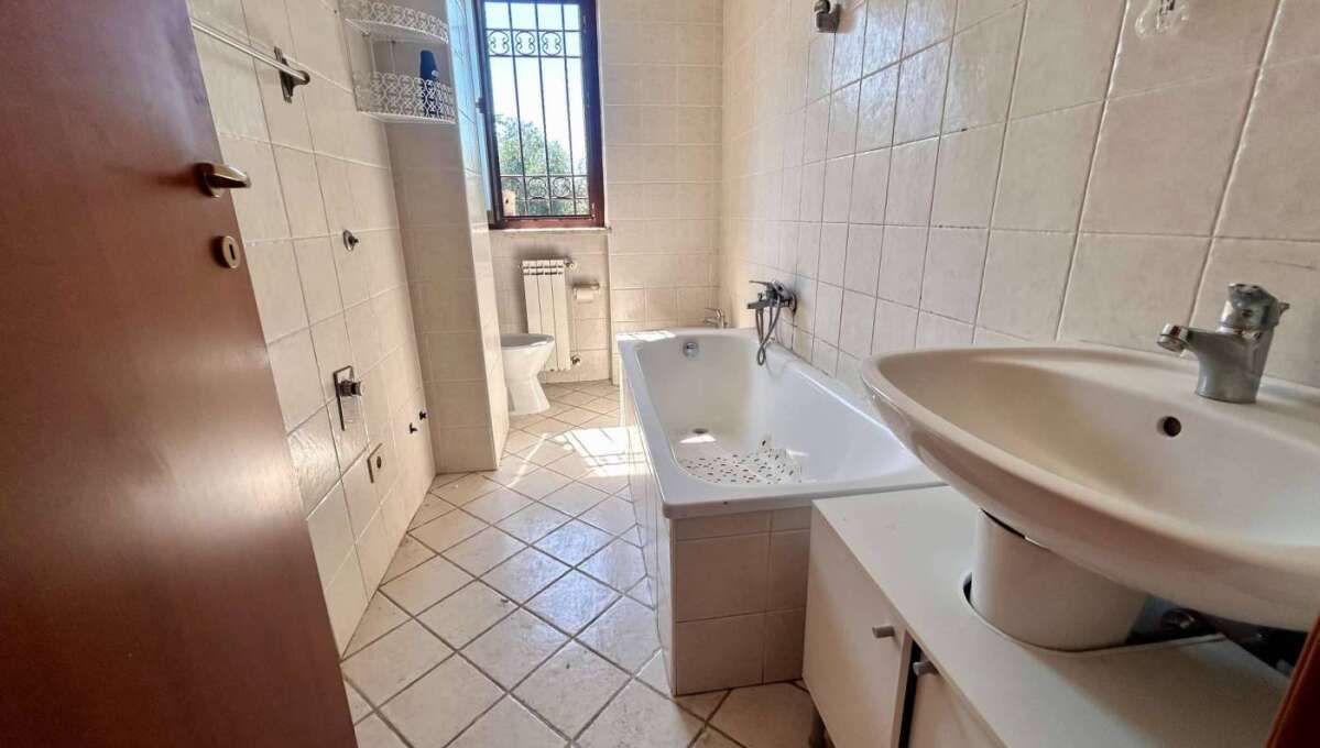 Appartamento in vendita in via Ortucchio, Roma