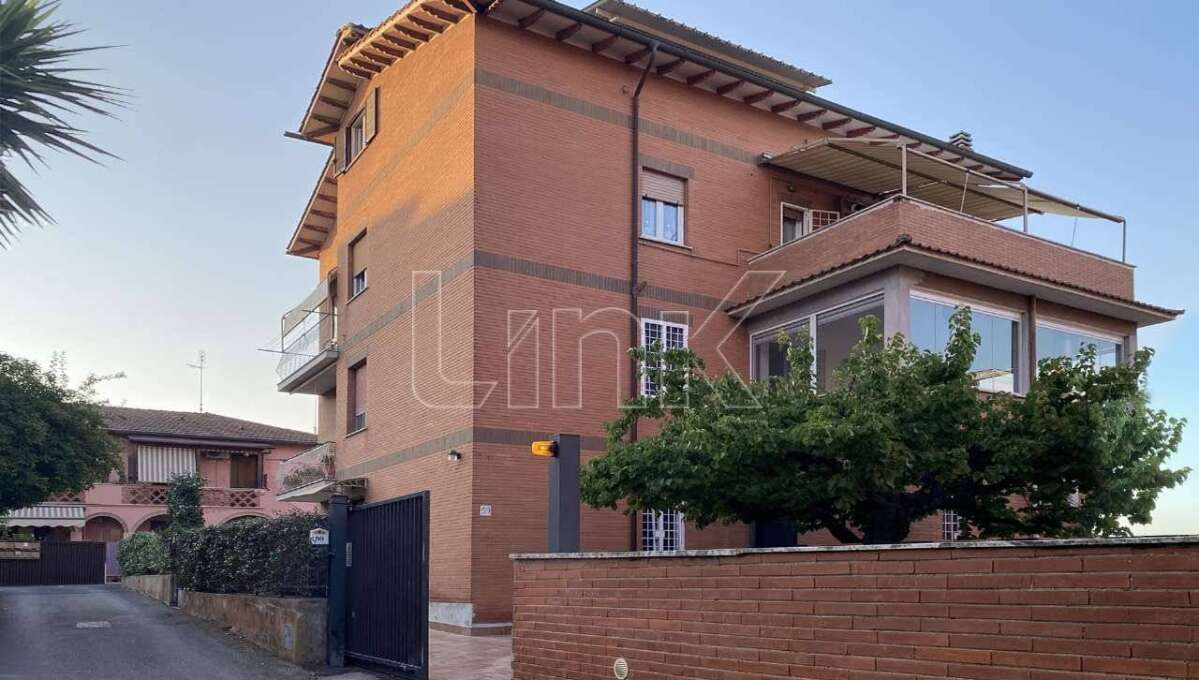 Appartamento in vendita in via Al Sesto Miglio, Roma