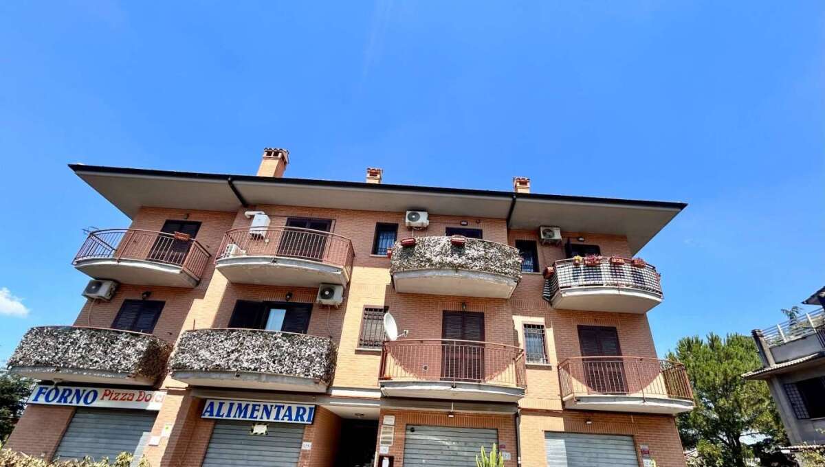 Appartamento in vendita in via Ortucchio, Roma