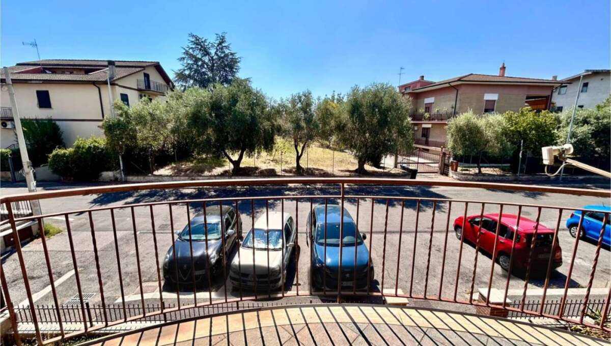 Appartamento in vendita in via Ortucchio, Roma