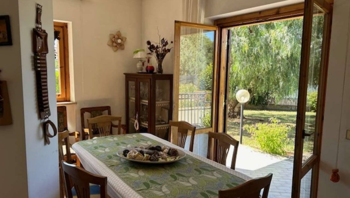 Villa in vendita via delle Rose, Lariano