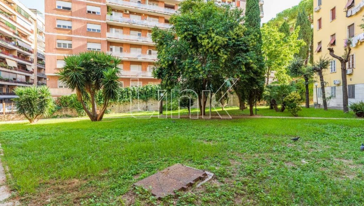 Appartamento in vendita via Paola Falconieri, Roma