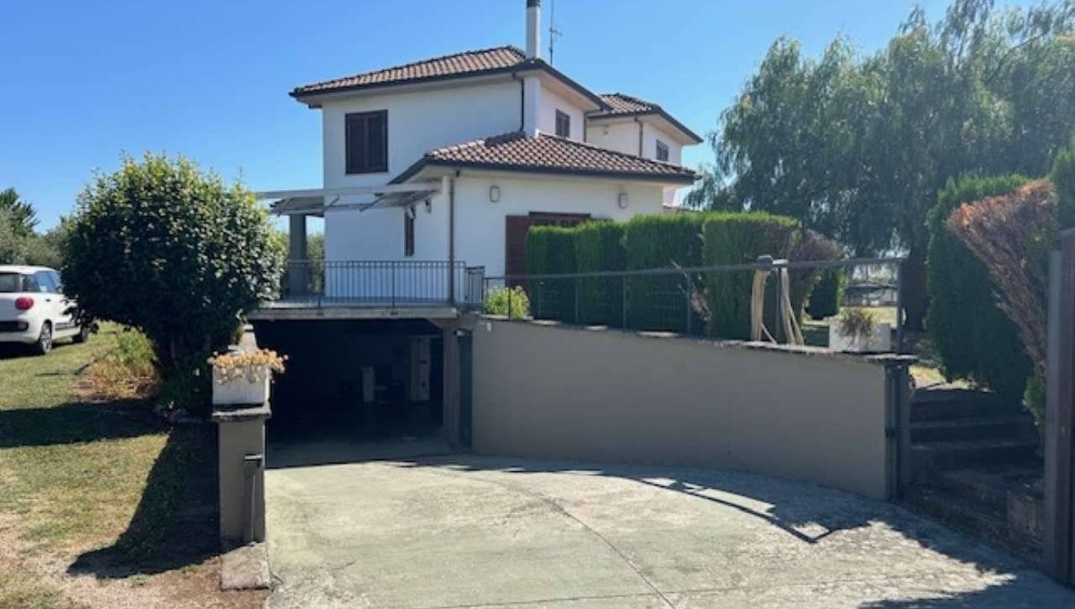 Villa in vendita via delle Rose, Lariano