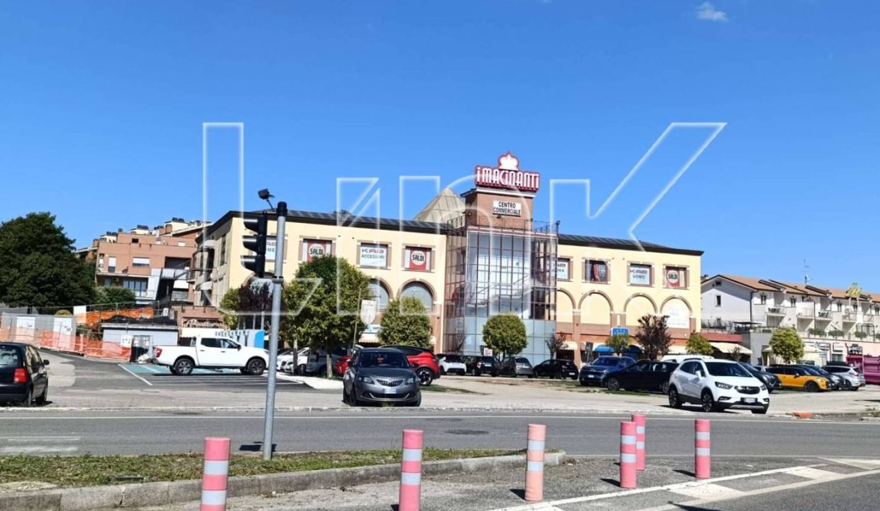 Locale commerciale in affitto via Alberto Lanna, Roma