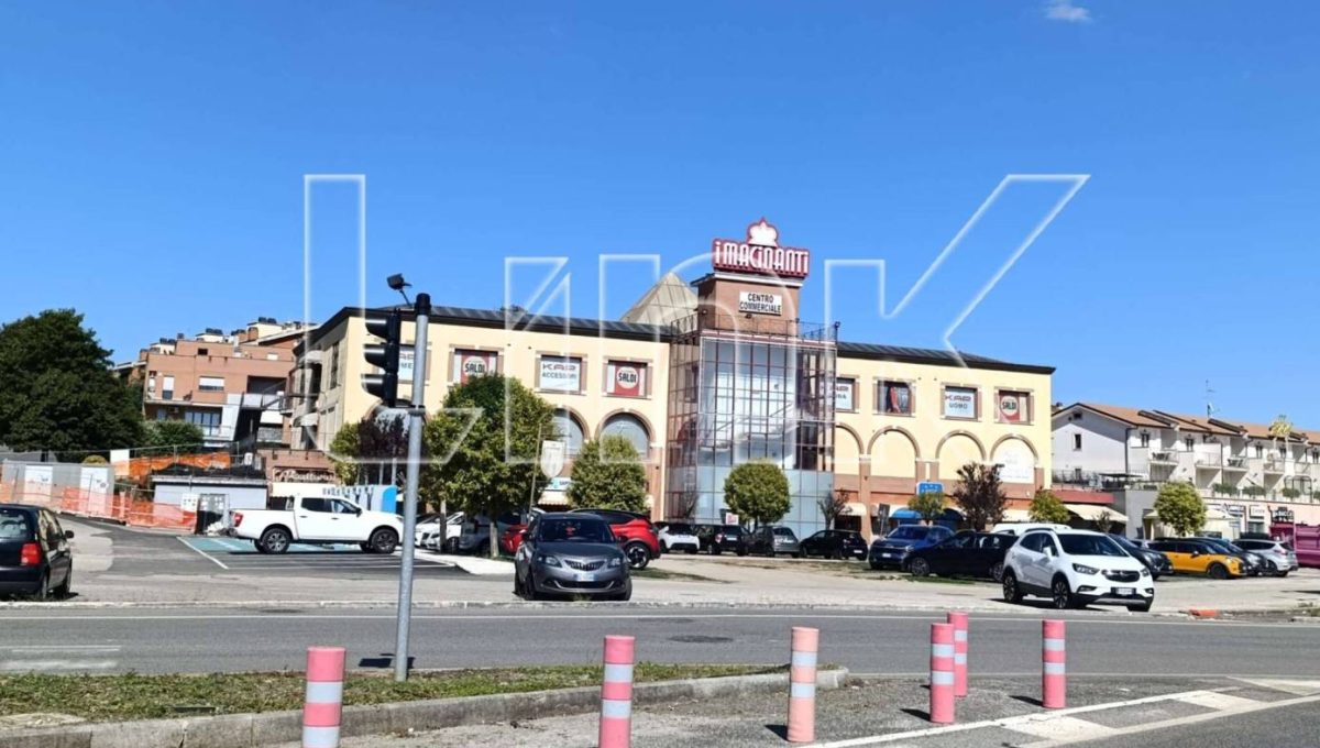 Locale commerciale in affitto via Alberto Lanna, Roma