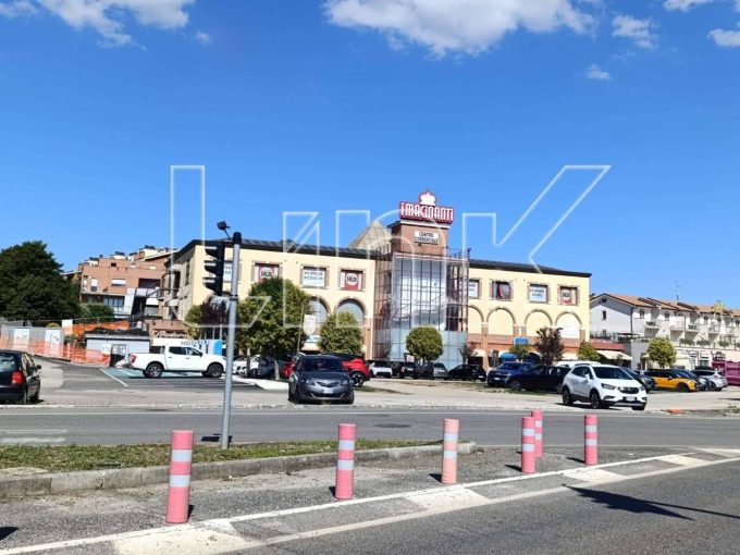 Locale commerciale in affitto via Alberto Lanna, Roma