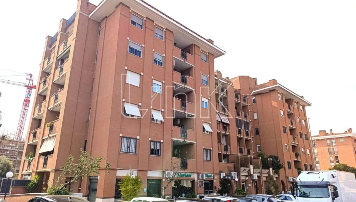 Locale commerciale in affitto via Gioacchino Volpe, Roma