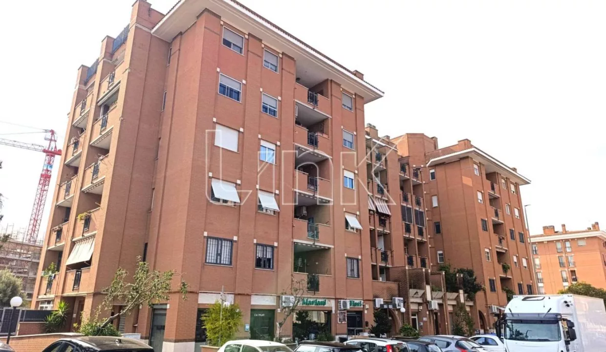 Locale commerciale in affitto via Gioacchino Volpe, Roma