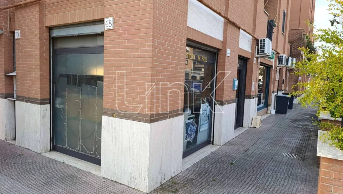 Locale commerciale in affitto via Gioacchino Volpe, Roma