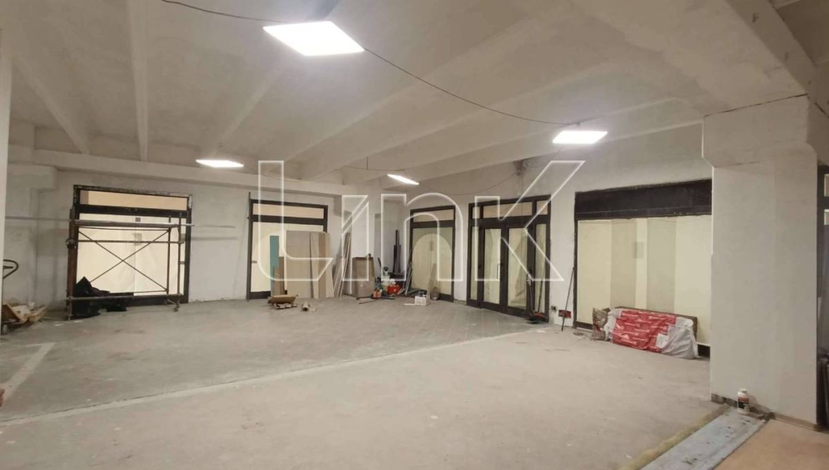 Locale commerciale in affitto via Alberto Lanna, Roma