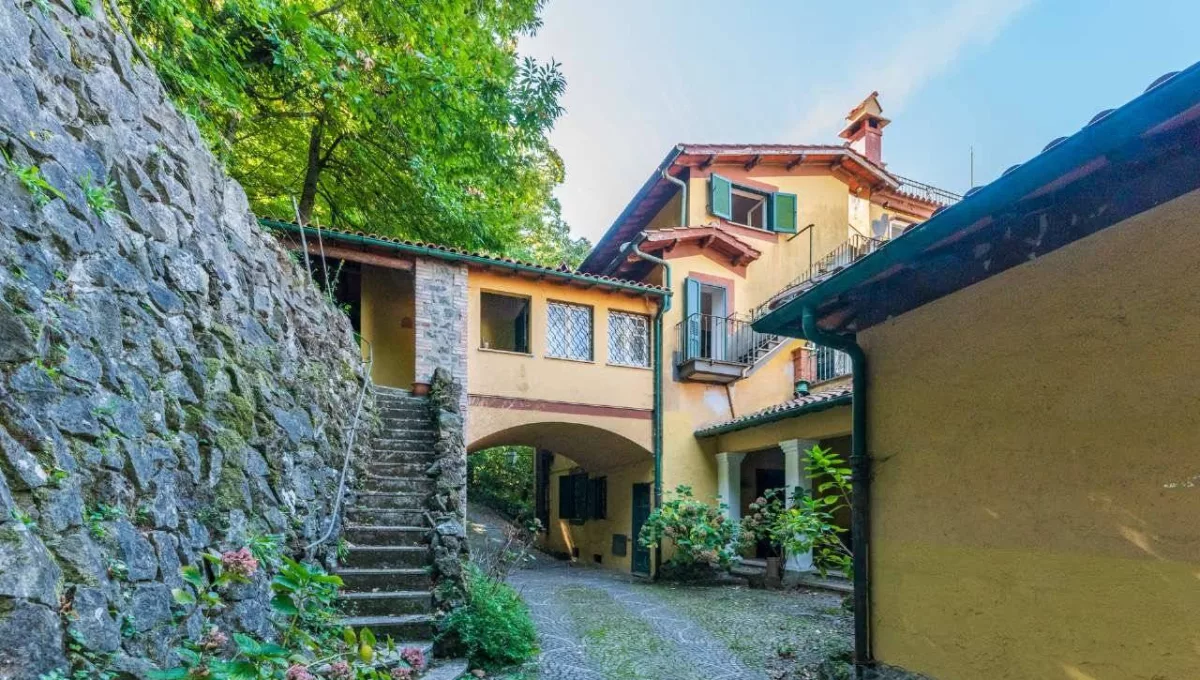 Villa unifamiliare via Ariccia, Tre Coni, Rocca di Papa