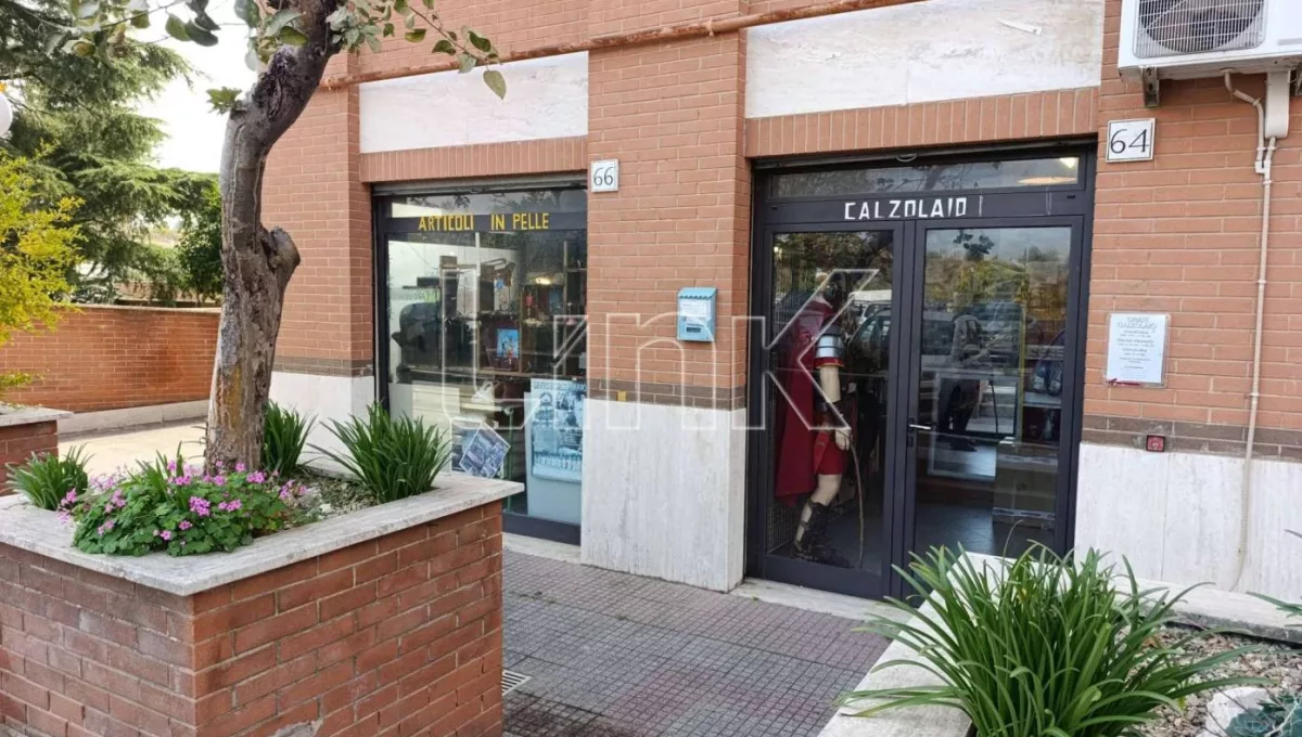 Locale commerciale in affitto via Gioacchino Volpe, Roma