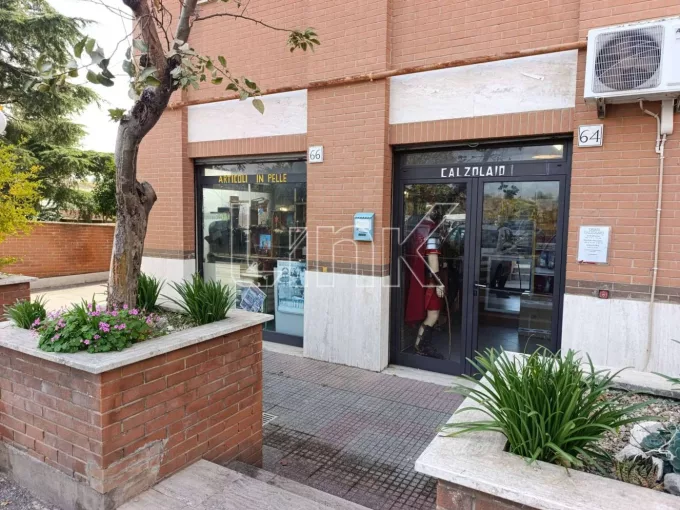 Locale commerciale in affitto via Gioacchino Volpe, Roma