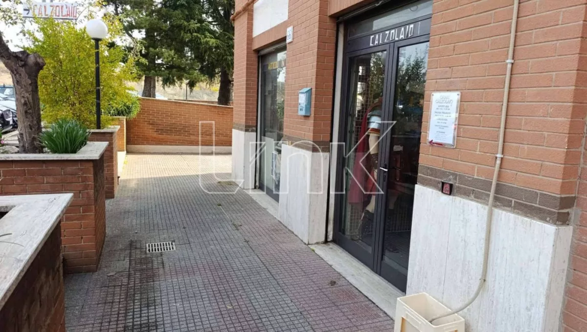 Locale commerciale in affitto via Gioacchino Volpe, Roma