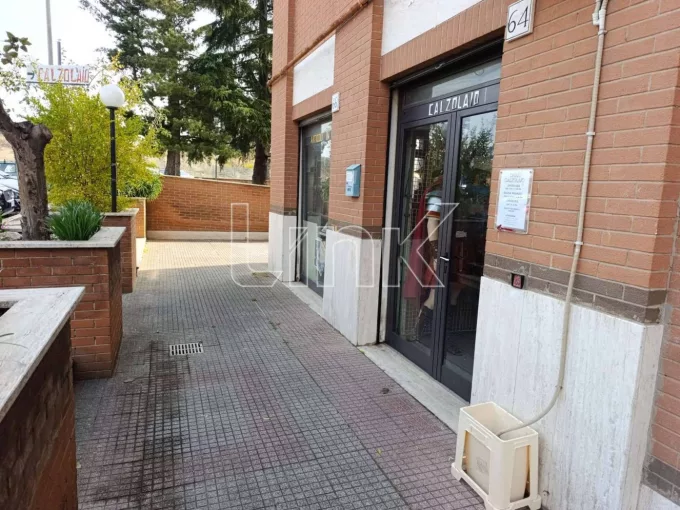 Locale commerciale in affitto via Gioacchino Volpe, Roma