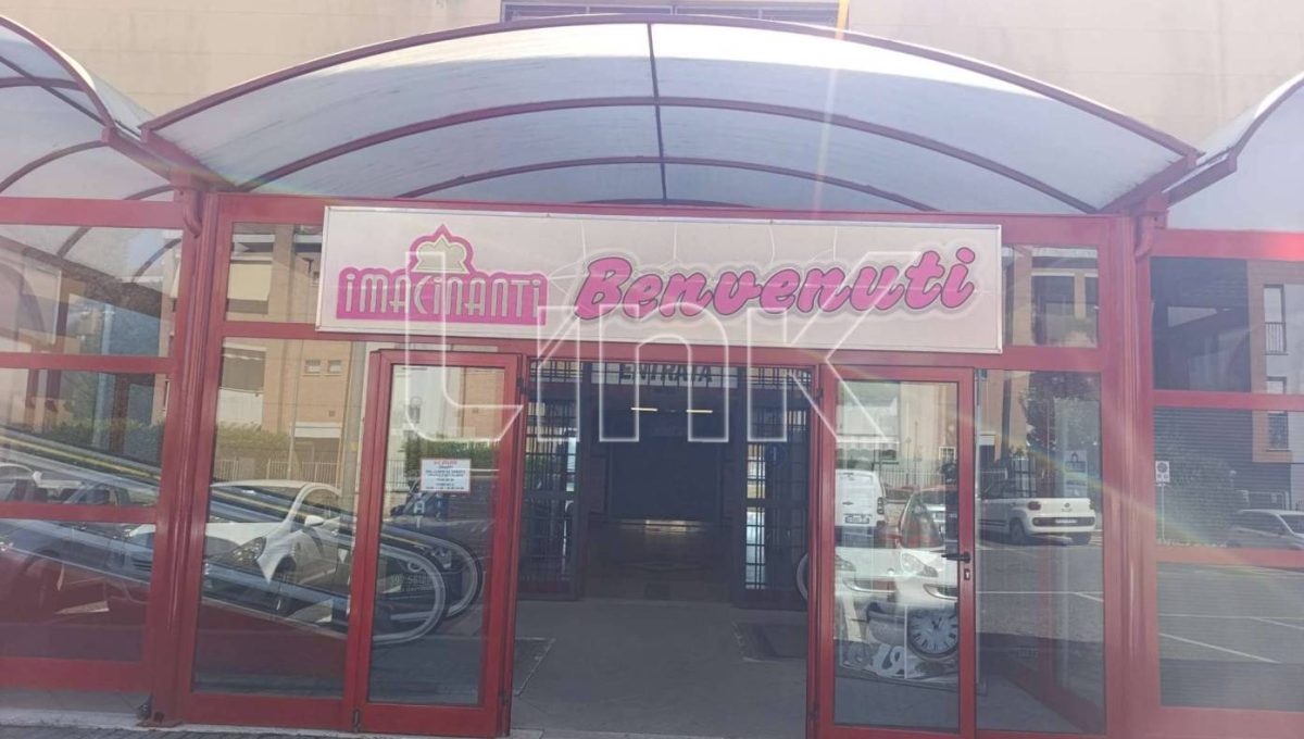 Locale commerciale in affitto via Alberto Lanna, Roma