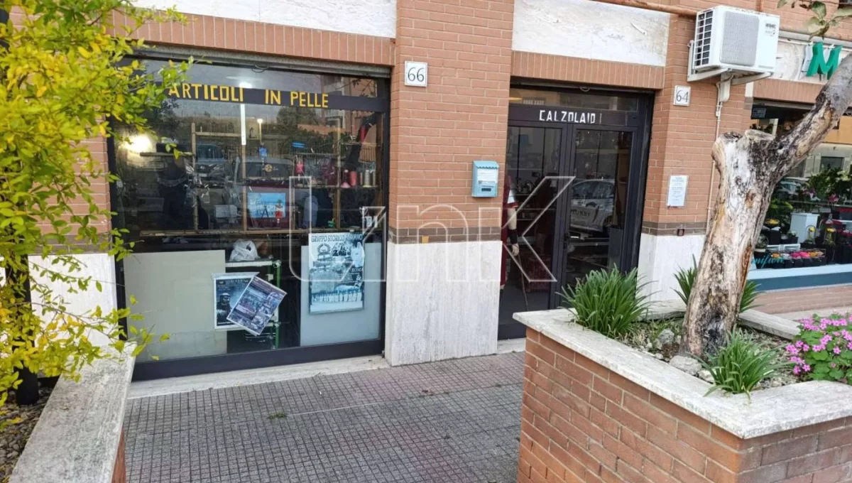 Locale commerciale in affitto via Gioacchino Volpe, Roma