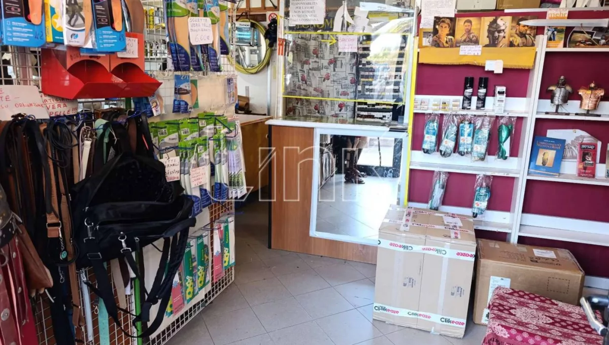 Locale commerciale in affitto via Gioacchino Volpe, Roma