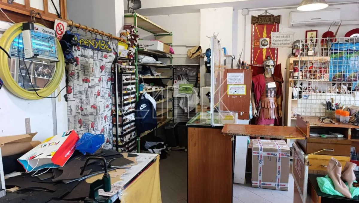 Locale commerciale in affitto via Gioacchino Volpe, Roma