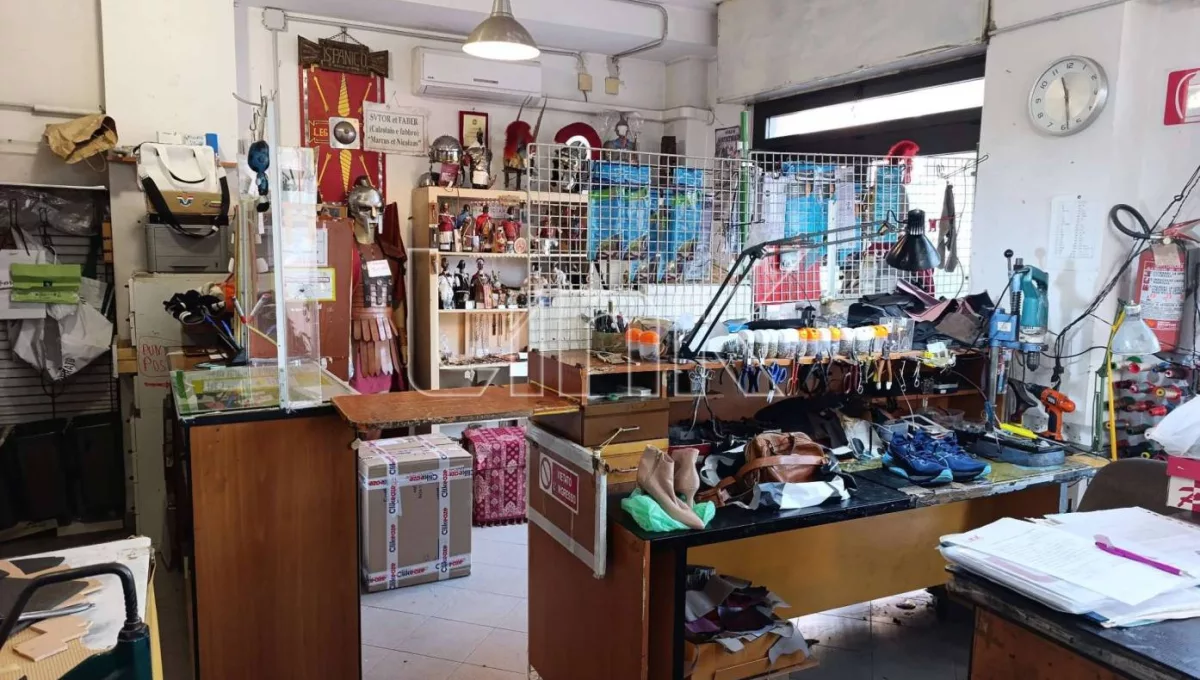 Locale commerciale in affitto via Gioacchino Volpe, Roma