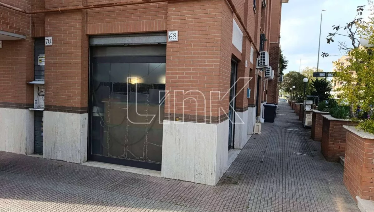 Locale commerciale in affitto via Gioacchino Volpe, Roma