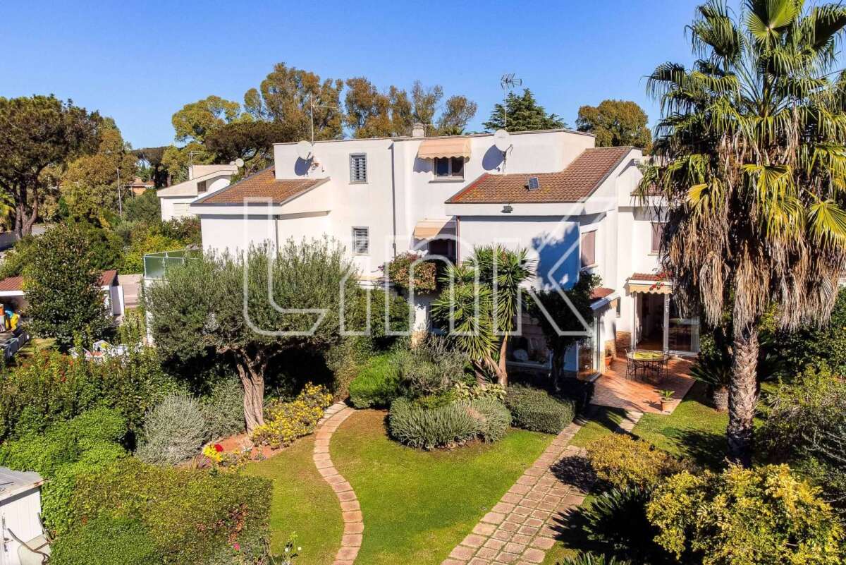 Villa in vendita via Luson, Roma