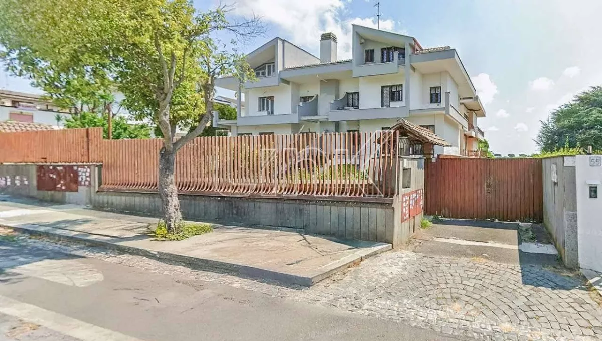 Villa quadrifamiliare in vendita in via Aristofane, Roma