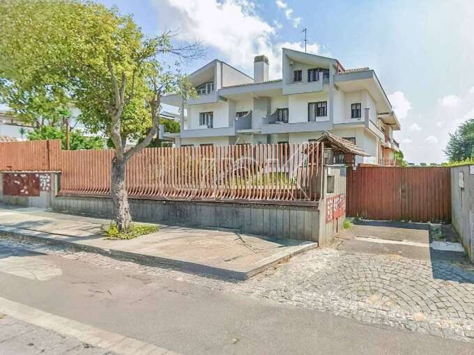 Villa quadrifamiliare in vendita in via Aristofane, Roma