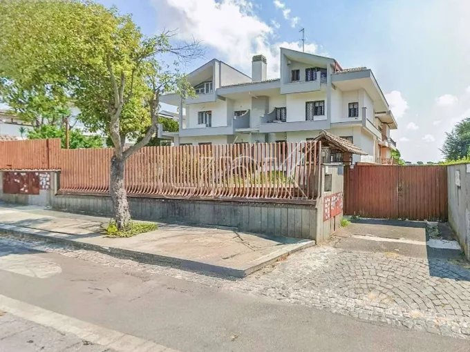 Villa quadrifamiliare in vendita in via Aristofane, Roma